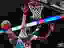 Le garde des Charlotte Hornets Terry Rozier (3) monte au filet sous la pression de l'attaquant des Raptors de Toronto Chris Boucher (25 ans) lors de la première mi-temps de l'action de basket-ball de la NBA à Toronto, le lundi 18 décembre 2023. 