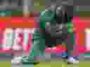 Le capitaine sud-africain Temba Bavuma réagit après un mauvais terrain lors de la coupe du monde de cricket masculin de l'ICC.