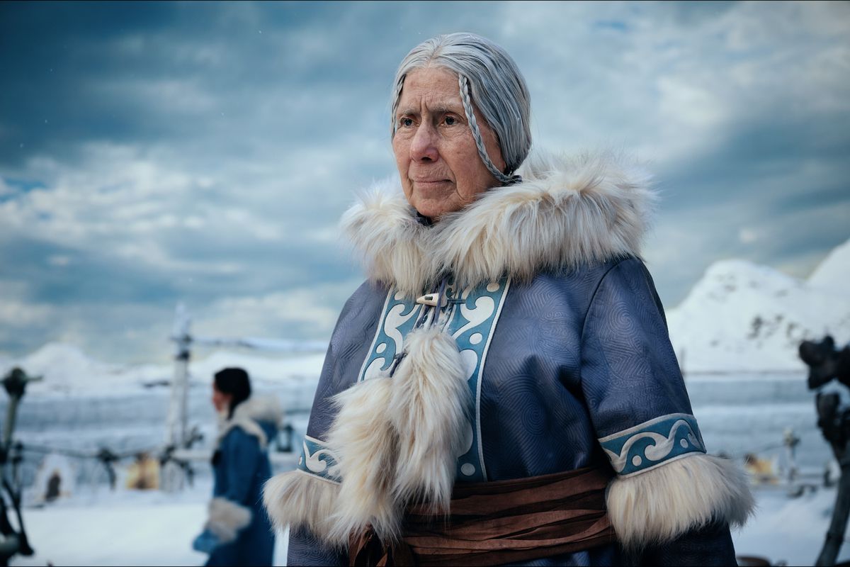 La version live-action de Gran-Gran dans Avatar : Le dernier maître de l'air, une dame âgée dans un décor froid