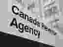Un panneau à l'extérieur de l'Agence du revenu du Canada à Ottawa.  L’ARC a annoncé en novembre que le taux d’inflation qui serait utilisé pour indexer les tranches d’imposition et les montants de 2024 serait de 4,7 pour cent.