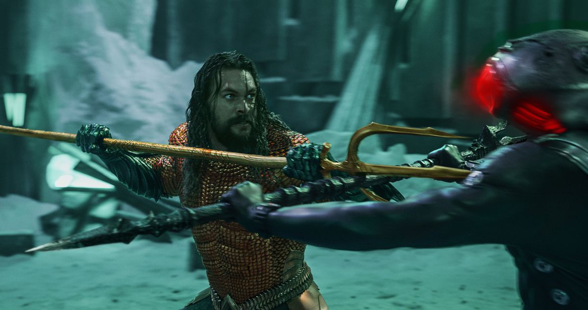 Aquaman combat Black Manta avec un trident mais semble un peu épuisé dans The Lost Kingdom