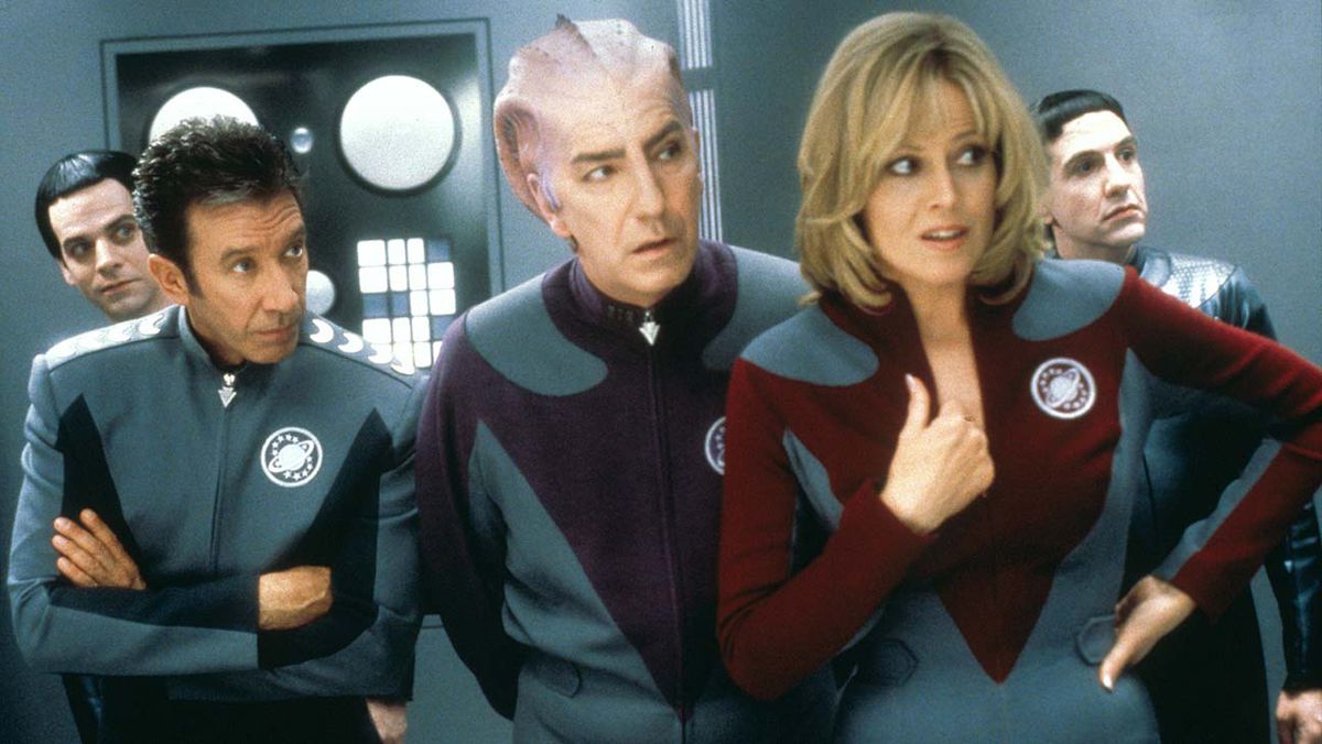 Tim Allen, Alan Rickman et Sigourney Weaver portent des uniformes de type Star Fleet dans Galaxy Quest.