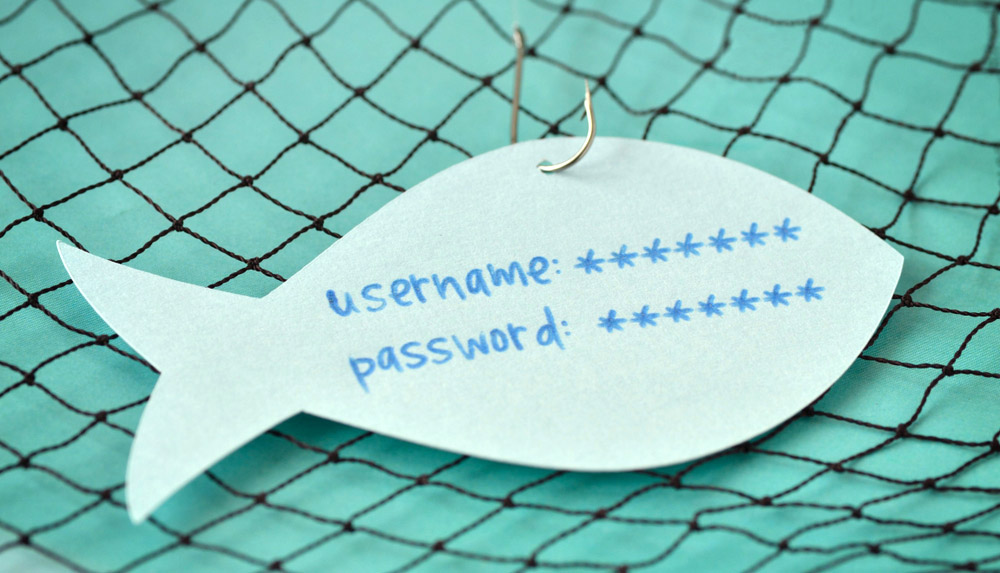 Poisson en carton avec « nom d'utilisateur » et « mot de passe » écrits dessus, accroché dans un filet de pêche.