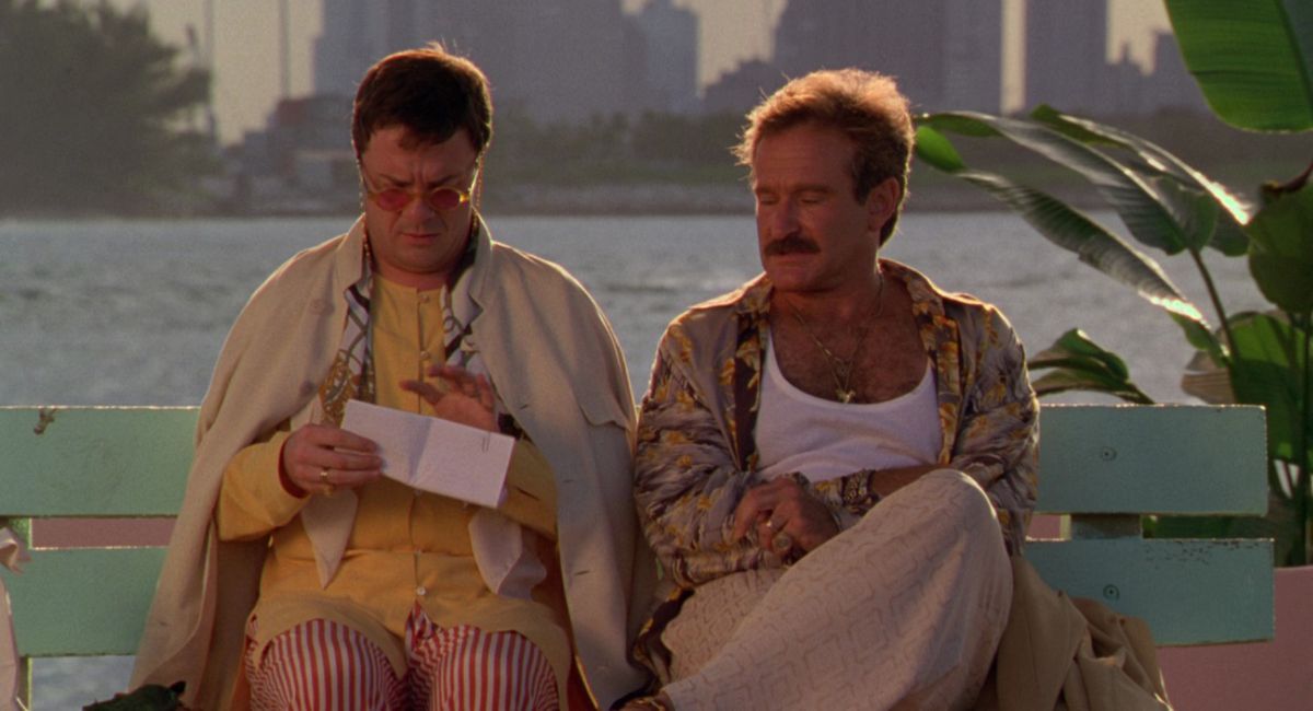Nathan Lane et Robin Williams assis sur un banc dans The Birdcage.