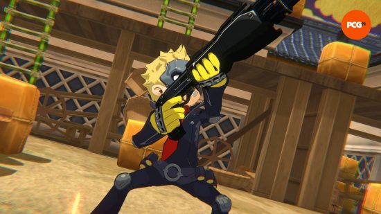Persona 5 Tactica – Ryuji tient son fusil de chasse en l'air alors qu'un ennemi tombe.  Il se trouve dans une ville féodale japonaise.