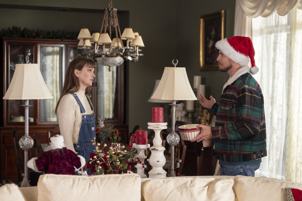 Leighton Meester et Robbie Amell sont les stars d'Exmas, un jeune couple se dispute dans un salon à Noël.