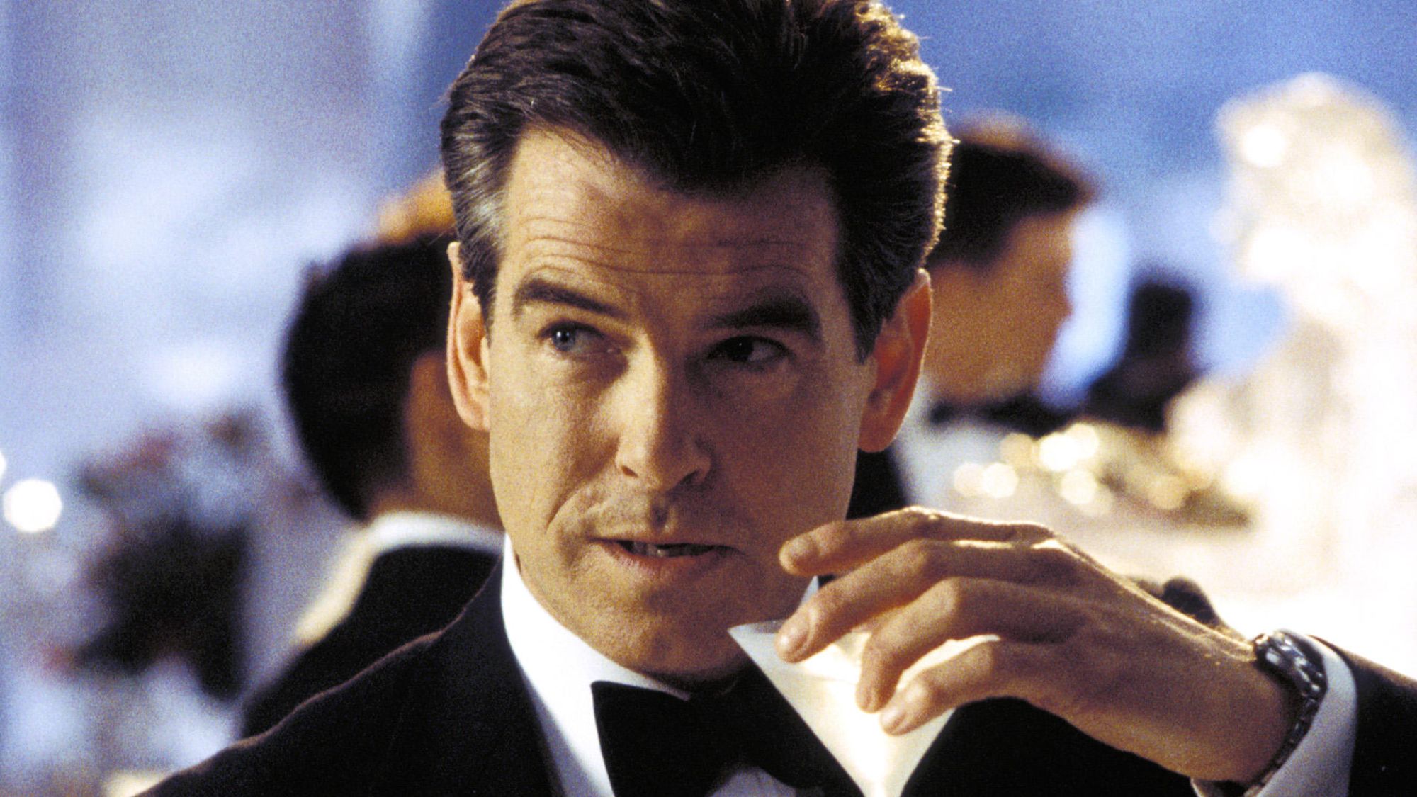 Pierce Brosnan dans le rôle de James Bond dans Meurs un autre jour