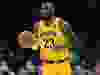 Lebron James des Lakers de Los Angeles fait descendre le ballon.