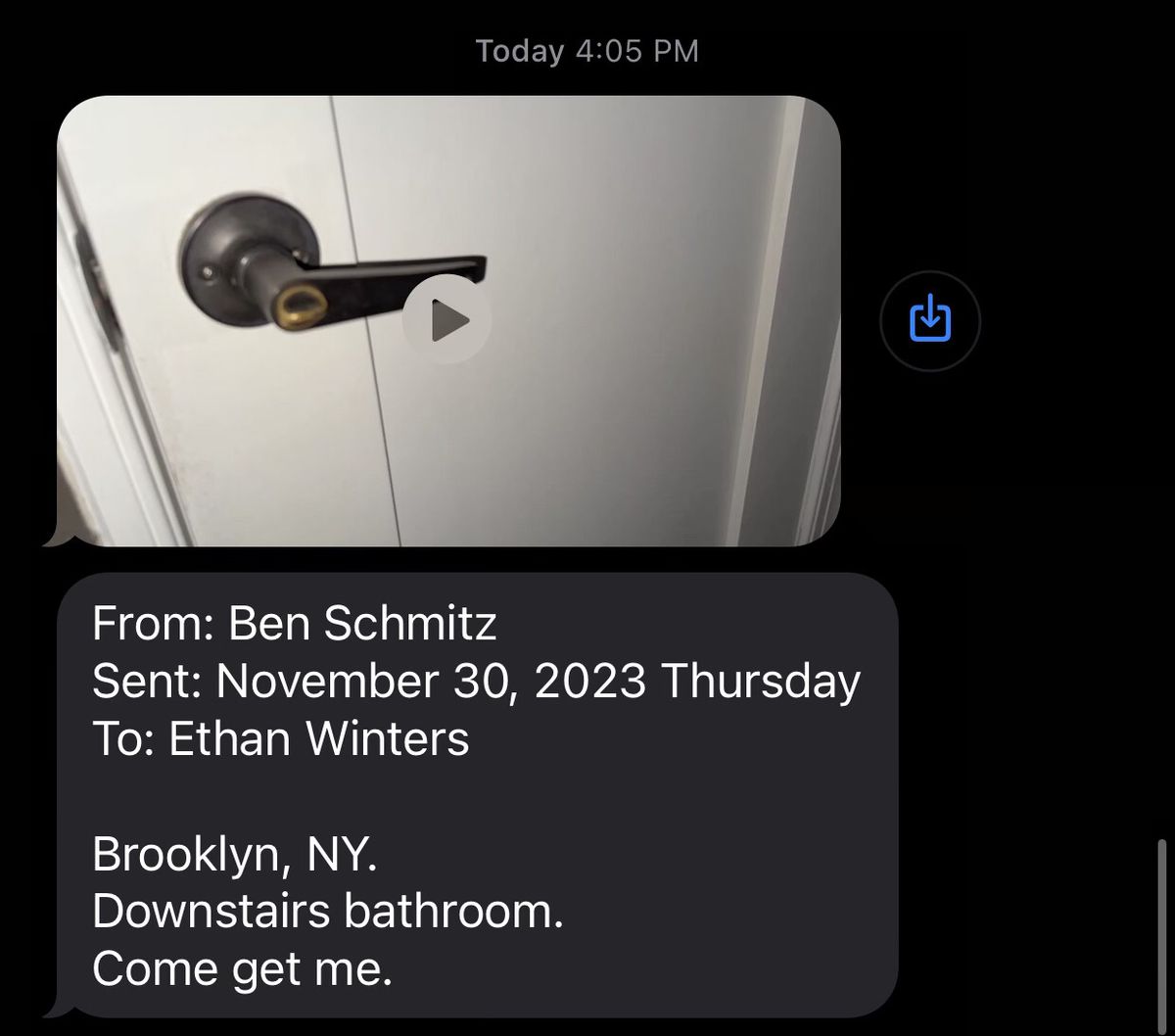 Un texte de Ben à Ethan Winters qui dit : « Salle de bain en bas.  Venir me chercher.