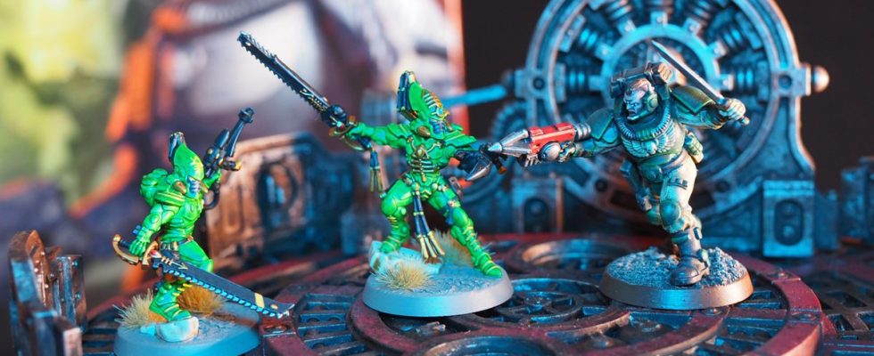 A Space Marine Scout faces off with Striking Scorpions on a rig in Kill Team: Salvation