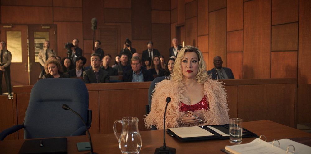 Jennifer Tilly dans le rôle de Jennifer Tilly assise au tribunal