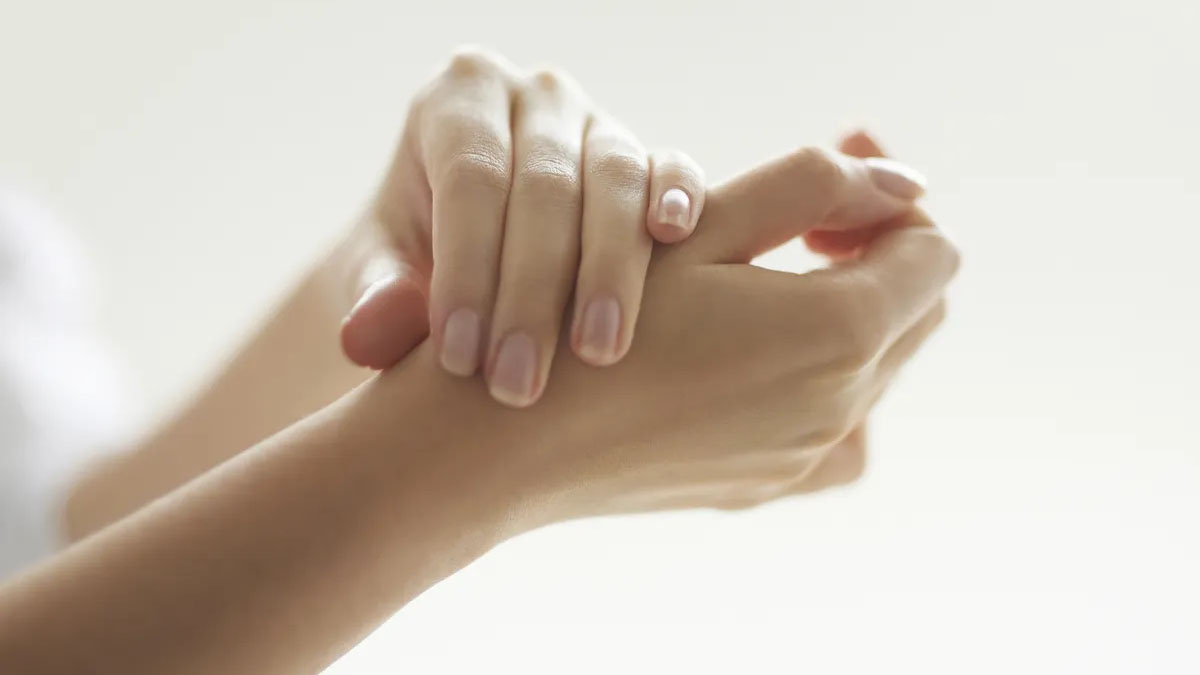 L'image montre les mains d'une femme avec des ongles sains