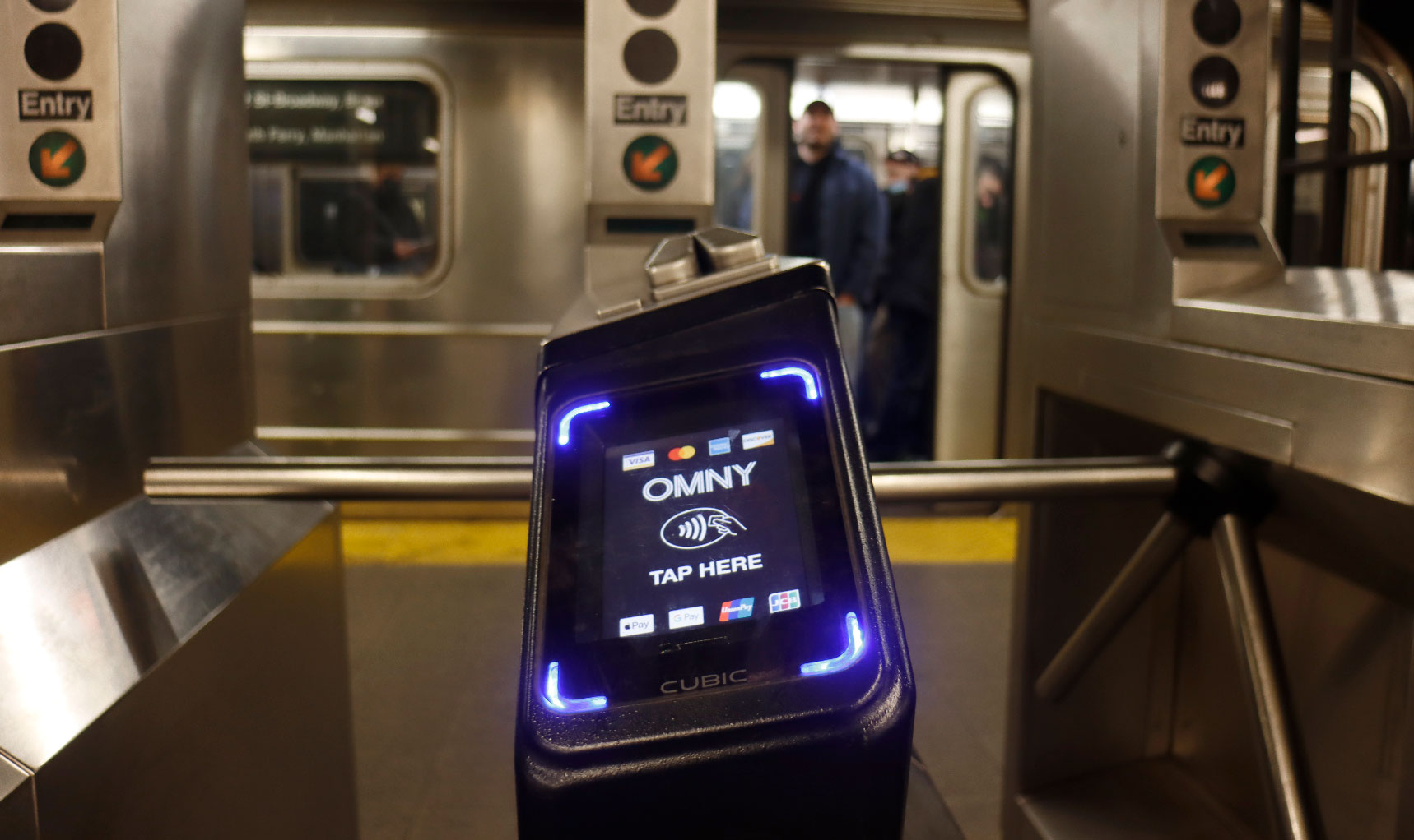 NEW YORK, NY - 5 MARS : un lecteur de tarif OMNY est photographié devant un train de la ligne 1 à la station de métro Christopher Street le 5 mars 2023, à New York.  (Photo de Gary Hershorn/Getty Images)