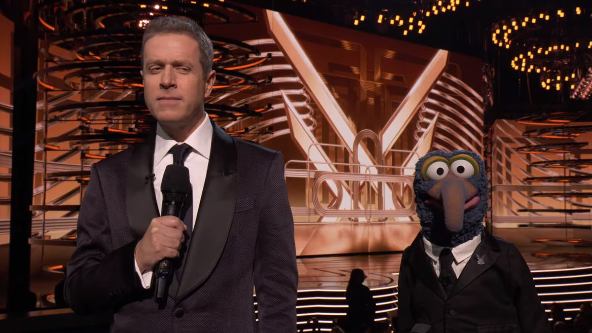 L'animateur des Game Awards, Geoff Keighley, se tient à côté de Gonzo des Muppets, tous deux portant des costumes similaires.