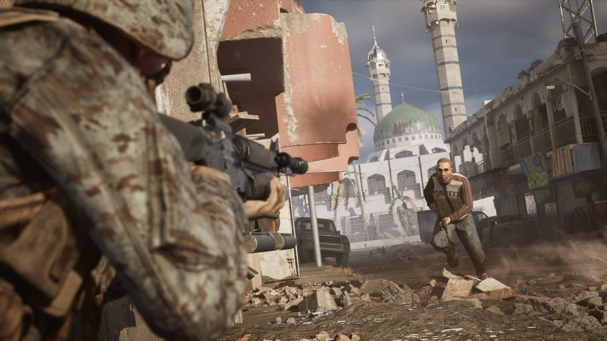 une capture d'écran de Six jours à Fallujah : un homme armé court dans les rues de Fallujah virtuelle.  Au premier plan, un Marine vise.  Au fond, les minarets d'une belle mosquée.