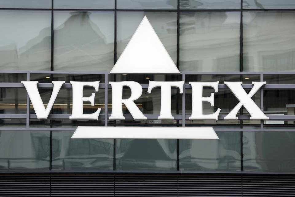 Le logo Vertex Pharmaceuticals est visible le vendredi 17 mars 2023 à Boston.  (Photo AP/Michael Dwyer)