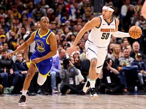 Aaron Gordon des Denver Nuggets dribble devant Chris Paul des Golden State Warriors pendant la première mi-temps à Ball Arena le 25 décembre 2023 à Denver, Colorado.