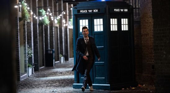 Bradley Cooper vient d'apprendre l'existence du TARDIS de Doctor Who grâce à Carey Mulligan, co-star de Maestro, et c'est fantastique