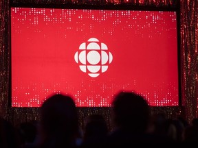 Le logo de CBC est projeté sur un écran à Toronto le 29 mai 2019.