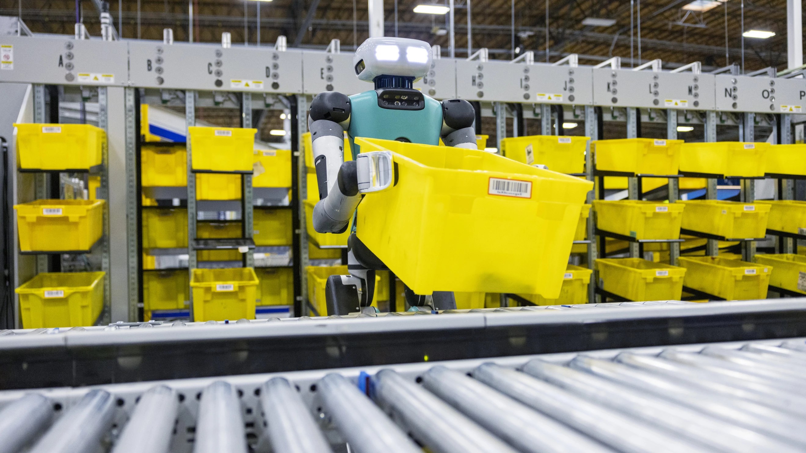 Amazon Agility Robotics Digit manipulant une cuve dans un entrepôt