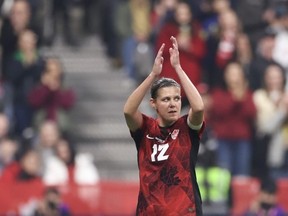 Christine Sinclair, du Canada, salue les fans alors qu'elle quitte le terrain pendant la seconde moitié contre l'Australie à BC Place le 5 décembre 2023 à Vancouver, en Colombie-Britannique.