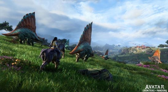 Image of blue-skinned woman riding on a horse-like creature in an grassy plain in Avatar: Frontiers of Pandora.