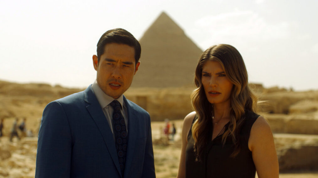 Raymond Lee dans le rôle du Dr Ben Song, Caitlin Bassett dans le rôle d'Addison devant les pyramides d'Égypte dans 'Quantum Leap' - Saison 2, Épisode 8