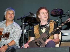 Laurence Juber, à gauche, et Denny Laine, anciens membres du groupe Wings, prennent la parole lors d'un forum de musiciens au Fest for Beatles Fans 2007 au Mirage Hotel and Casino le 1er juillet 2007, à Las Vegas, Nevada. Laine est décédé mardi , 5 décembre 2023, à l'âge de 79 ans.