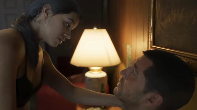 Capture d'écran de GTA 6 montrant Julia regardant intimement Jason dans un lit de motel.