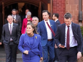 Chrystia Freeland marche avec un groupe de ministres des Finances provinciaux et territoriaux.