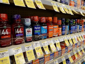 Des médicaments contre le rhume et la grippe se trouvent sur une étagère de magasin à Miami.