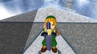 Link tient la Master Sword par la poignée dans le Temple du Temps dans cette photo d'Ocarina of Time.