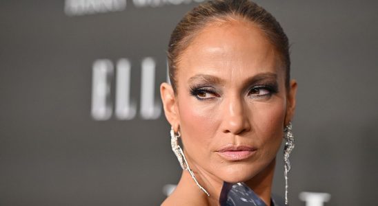 Jennifer Lopez ne portait rien d'autre qu'un plastron pour un haut, et pour une fois, je sais comment il est resté
