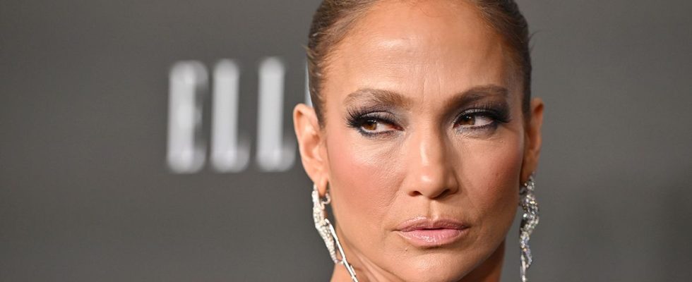 Jennifer Lopez ne portait rien d'autre qu'un plastron pour un haut, et pour une fois, je sais comment il est resté