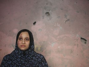 Une Palestinienne chez elle après une frappe israélienne à Rafah, dans la bande de Gaza, le dimanche 24 décembre 2023.