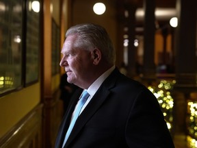 Le premier ministre de l'Ontario, Doug Ford, revient d'une conférence de presse à Toronto, le 27 novembre.
