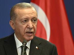 Le président turc Recep Tayyip Erdogan s'exprime lors d'une déclaration conjointe avec le Premier ministre hongrois Viktor Orban au monastère des Carmélites de Budapest, en Hongrie, le lundi 18 décembre 2023.