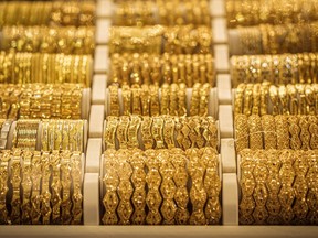 Près de 80 % de l’or consommé chaque année, qu’il soit nouvellement extrait ou recyclé, est utilisé pour fabriquer des bijoux.  Mais n’achetez jamais dans un magasin.
