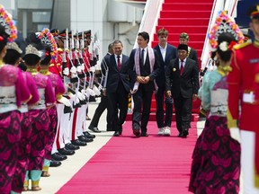 Le premier ministre Justin Trudeau, accompagné de son fils Xavier, arrive à Jakarta, en Indonésie, le mardi 5 septembre 2023, pour assister au sommet de l'ASEAN.