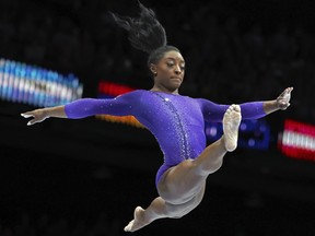 Simone Biles, des États-Unis, participe à la poutre lors des finales par engin aux Championnats du monde de gymnastique artistique.