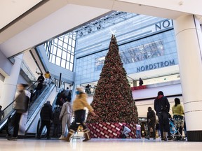 Un grand arbre de Noël dans un centre commercial