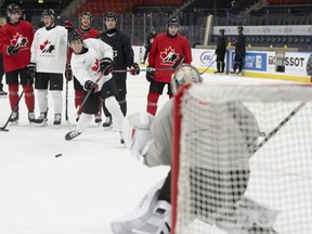 Nate Danielson (9) du Canada tire au but lors d'un entraînement à l'aréna Scandinavium avant le début du Championnat mondial de hockey junior de l'IIHF à Göteborg, en Suède, le lundi 25 décembre 2023. Le Canada affrontera la Finlande lors de son premier match 26 décembre.