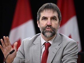 Le ministre de l'Environnement et du Changement climatique Steven Guilbeault prend la parole lors d'une conférence de presse à Ottawa, le lundi 20 novembre 2023.