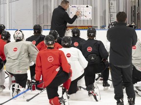 L'entraîneur adjoint du Canada, Gilles Bouchard, passe en revue les jeux lors d'une séance d'entraînement au Championnat du monde de hockey junior à Göteborg, en Suède, le samedi 30 décembre 2023.