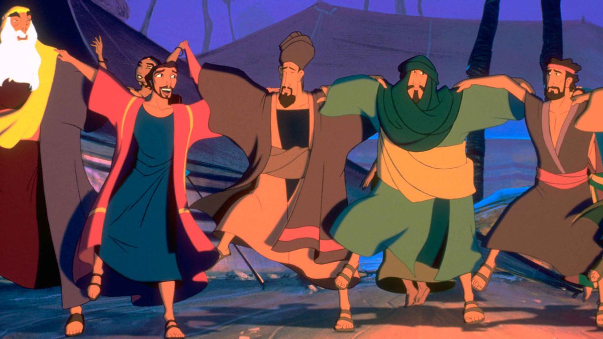 Moïse dansant avec un groupe de personnes autour d'un feu de camp