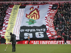 Les supporters rendent hommage aux victimes de la catastrophe de Hillsborough avant le match de football de la Premier League anglaise entre Liverpool et Brighton en 2019.