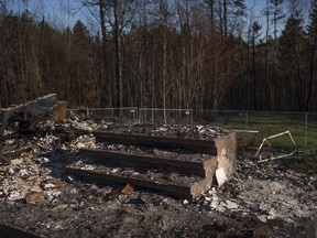 Le perron de la maison de la famille McGee est photographié parmi les ruines après que la maison a été détruite dans un incendie de forêt plus tôt ce mois-ci dans la communauté de banlieue de Hammonds Plains, en Nouvelle-Écosse, à l'extérieur d'Halifax, le jeudi 22 juin 2023.
