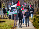Des élèves de l'école publique Garthwood Park à Mississauga manifestent en faveur de la Palestine le 13 décembre 2023. (Ernest Doroszuk, Toronto Sun)