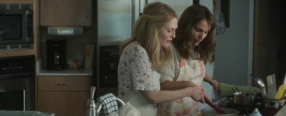 May December, L to R: Julianne Moore as Gracie Atherton-Yoo with Natalie Portman as Elizabeth Berry. Cr. Courtesy of Netflix