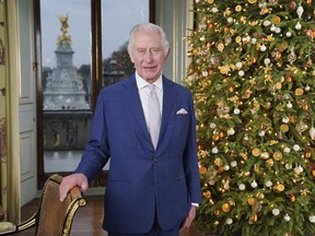 Le roi Charles III de Grande-Bretagne pose pour une photo lors de l'enregistrement de son message de Noël au palais de Buckingham, à Londres, le samedi 7 décembre 2023.